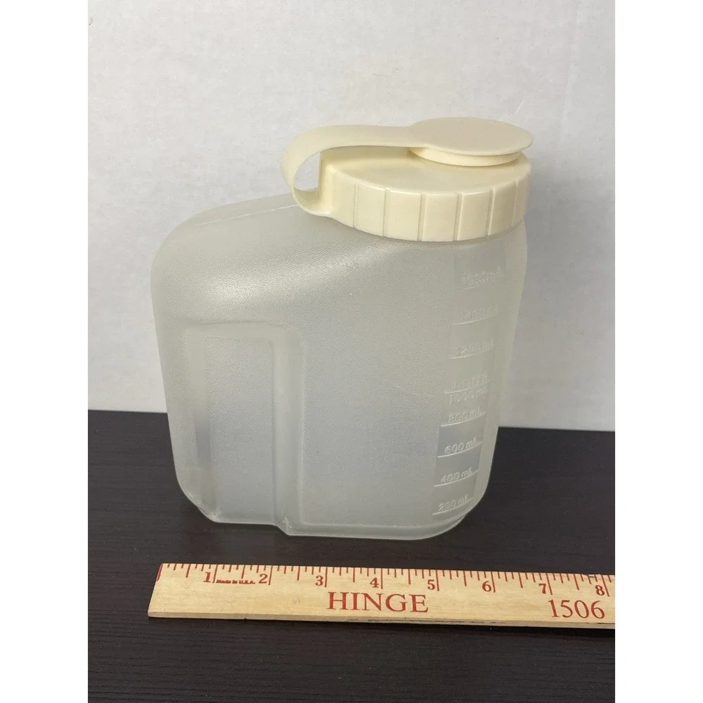 Vintage Rubbermaid Servin' Saver 1.75 Qt. Drink Container Almond Flip Lid Clean!